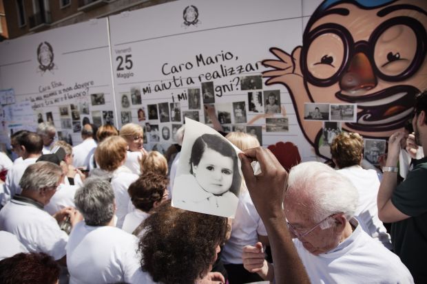 04 Persone in fila per attaccare la foto